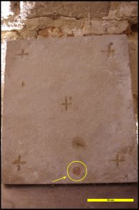 Lire la suite à propos de l’article Insolite: deux pierres d&rsquo;autel à Vieux