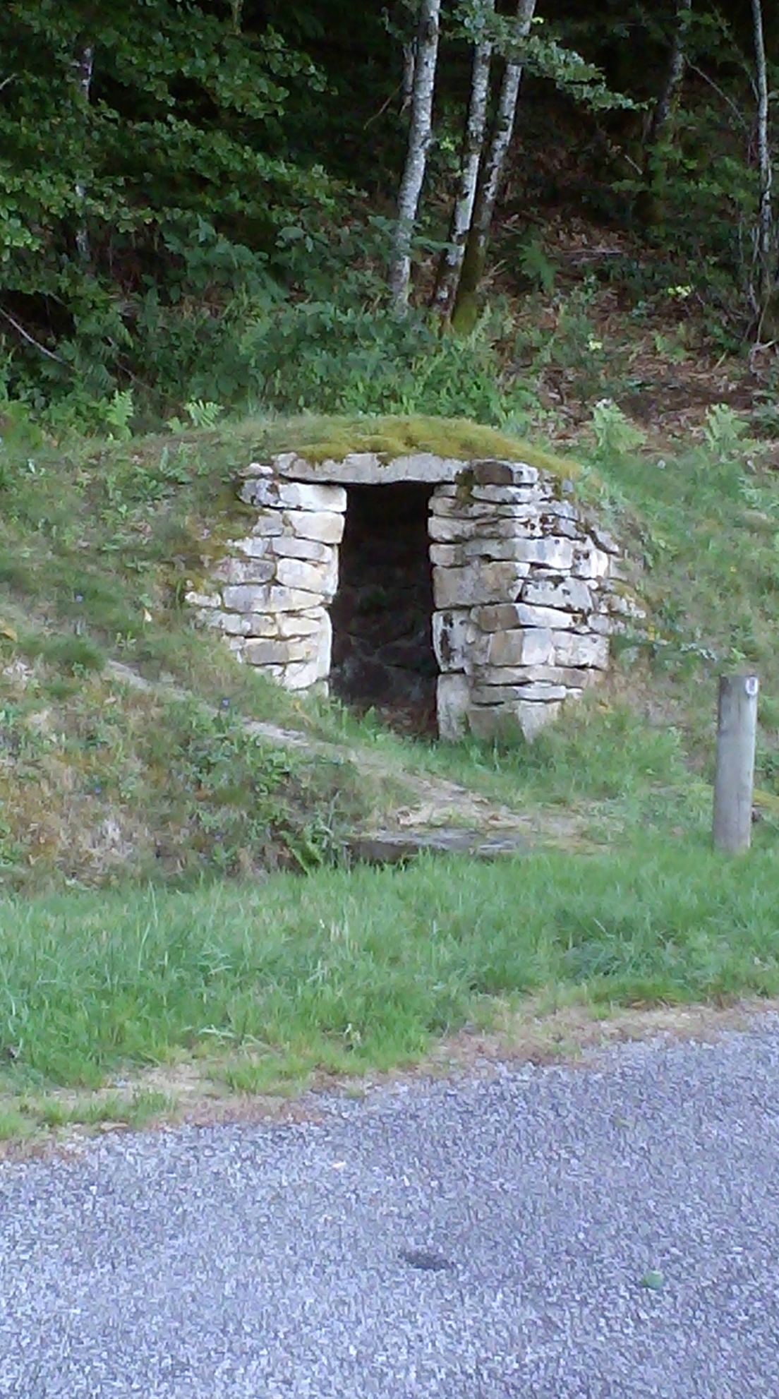 Aux abords de la route: la cabane du cantonnier