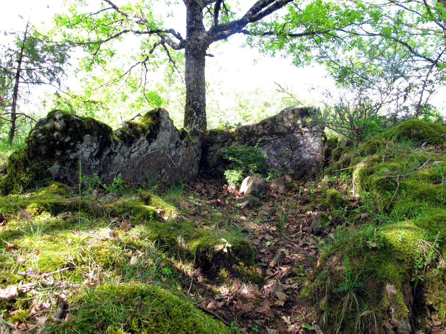Des dolmens aux sarcophages, enterrer les morts à Marnaves de la Préhistoire au Moyen Âge