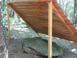 Lire la suite à propos de l’article Un abri pour la pierre à cupules de La Gaugne