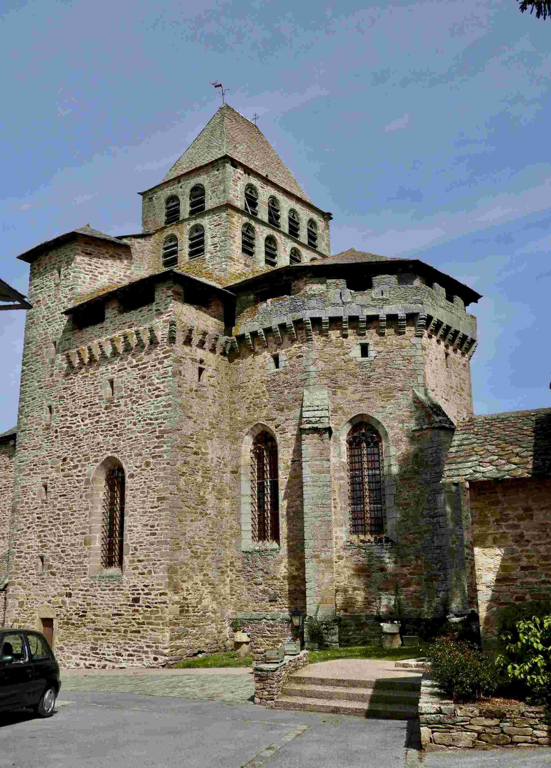 Lire la suite à propos de l’article Inières, Boussac et Sainte-Radegonde : trois églises rurales fortifiées en Aveyron